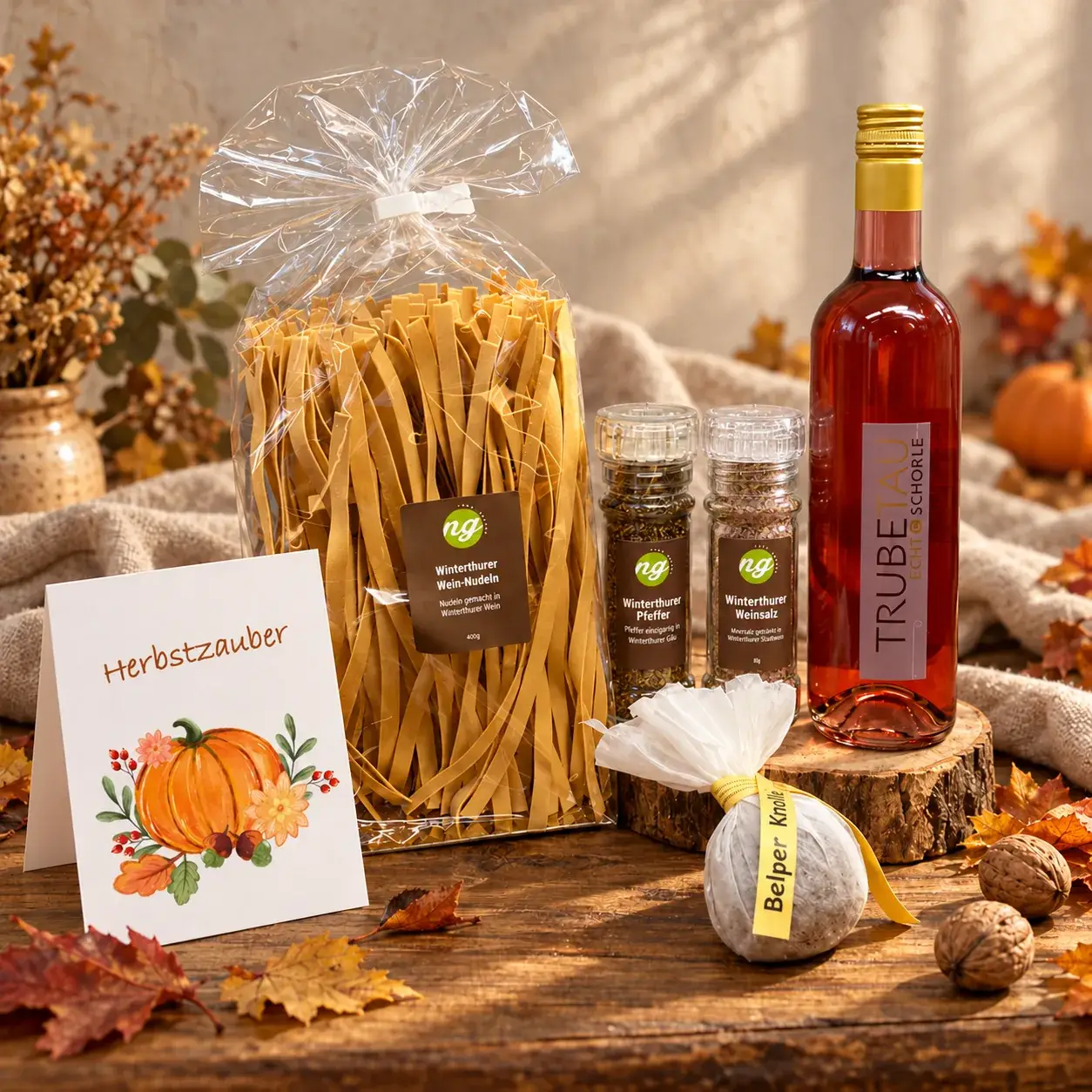 Geschenkset Herbstzauber ausgepackt: Winterthurer Weinnudeln, Winterthurer Pfeffer, Winterthurer Weinsalz, Belper Knolle und Trubetau Traubenschorle
